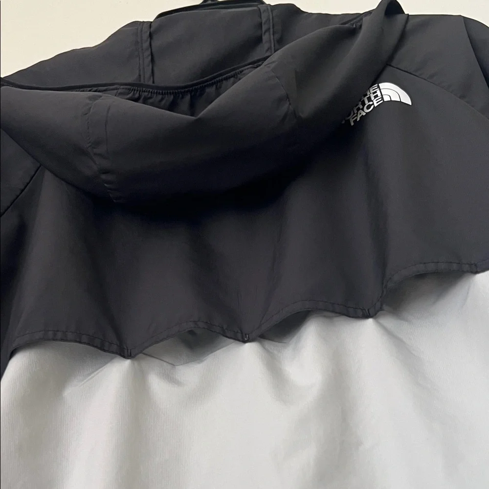 The North Face Two-Tone Black and Light Gray Windbreaker Jacket in Men’s Small